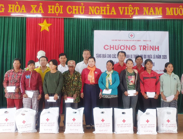 Tặng quà và hỗ trợ cây giống mắc ca cho đồng bào tỉnh Gia Lai
